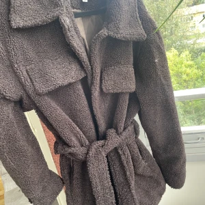 Kappa - Så fin kappa från NA-KD, till både höst och vintern. Kommer inte till användning längre.💓