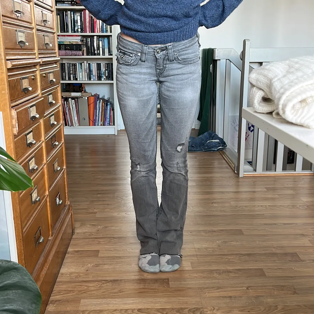 Skitfina jeans från true religion, jag är 165 och dem är perfekta i längden för mig, änvända några gånger och är i bra skick, original priset är ca 1500 kr. Skriv för fler bilder❤️🪩OBS:tryck ej på ” köp nu”. Jeans & Byxor.