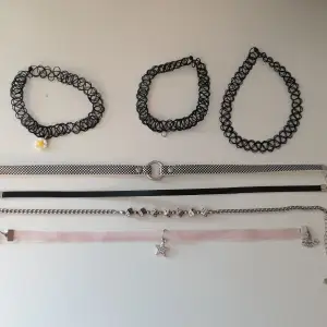 7 stycken helt oanvända choker-halsband. Alla för 50 eller 10kr styck. Hör gärna av dig innan du köper eller för ev. frågor💕
