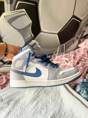 Jordan 1 mid för billigt pris - Skick 9/10 (knappt använda). Lite crease på ena. Nypris 1500kr 