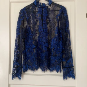 Snygg festtröja  - En snygg festtröja från hm, som är i storleken 38. Passar alltså bäst på någon som är s-m🥰