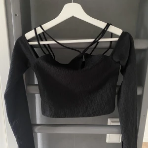 Hanna Schönberg x NAKD topp - Svart topp från Hanna Schönbergs kollektion med NAKD. Använd någon enstaka gång, storlek M.