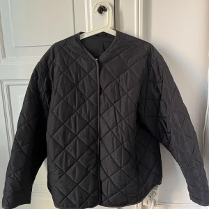 Quiltad jacka - Quiltad jacka med knappar från &otherstories, går ner lite längre där bak 