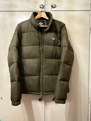 Dickies  waldenburg jackagrön - Säljer en Dickies waldenburg jacka som inte använts. Jätte fin.  Färg: Militärgrön Nypris: 1600:- 