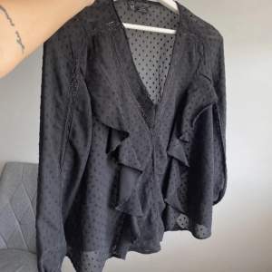 Säljer denna svarta blus från Zara i storlek S. Jättefint skick utan defekter.🫶(går nt ner i pris)