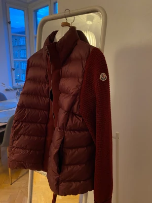 Monclerjacka - Monclerjacka storlek 4, köpt på Olséns Malmö finns kvitto.