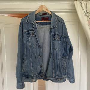 Denim trucker-jacka som thriftades i usa. Inte perkeft condition och har ett X märketat på bröstfickan för nån anledning. Passformen är pösig men skulle ändå säga size M.