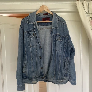 Denim jacka - Denim trucker-jacka som thriftades i usa. Inte perkeft condition och har ett X märketat på bröstfickan för nån anledning. Passformen är pösig men skulle ändå säga size M.