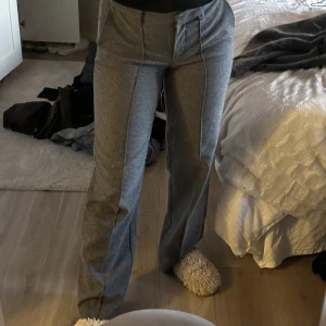 LÅGMIDJADE KOSTYMBYXOR  - Lågmidjade kostymbyxor i en grå färg från stylein, använda 5 gånger så i nysskick