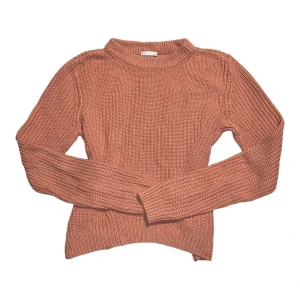 H&M Basic Long Sleeve Knit Sweater Small - Mjuk stickad tröja i bomullsblandning. Rund halsringning, kraftigt tappade axlar och långa ärmar med åtsittande muddar.  Passform: Lös passform  Sammansättning: Bomull 60%, Akryl 40%   Varmt Perfekt för vinterväder  Laxrosa färg  Liten medium 