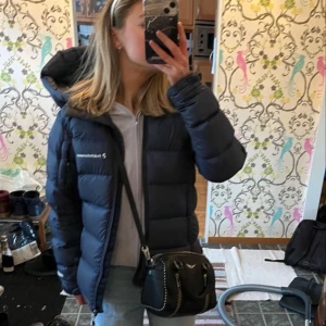 Vinterjacka peak performance  - Super varm och fin vinterjacka ifrån peak performance, inga hål eller sådant. Inköpt för 4200kr köp direkt eller kan ta emot lägre prisförslag vid snabb affär❤️