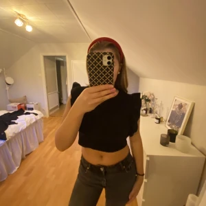 Svart topp med volang 💖 - Topp från zara som köptes för nått år sen. Använd 1 gång så den är i bra skick 💓