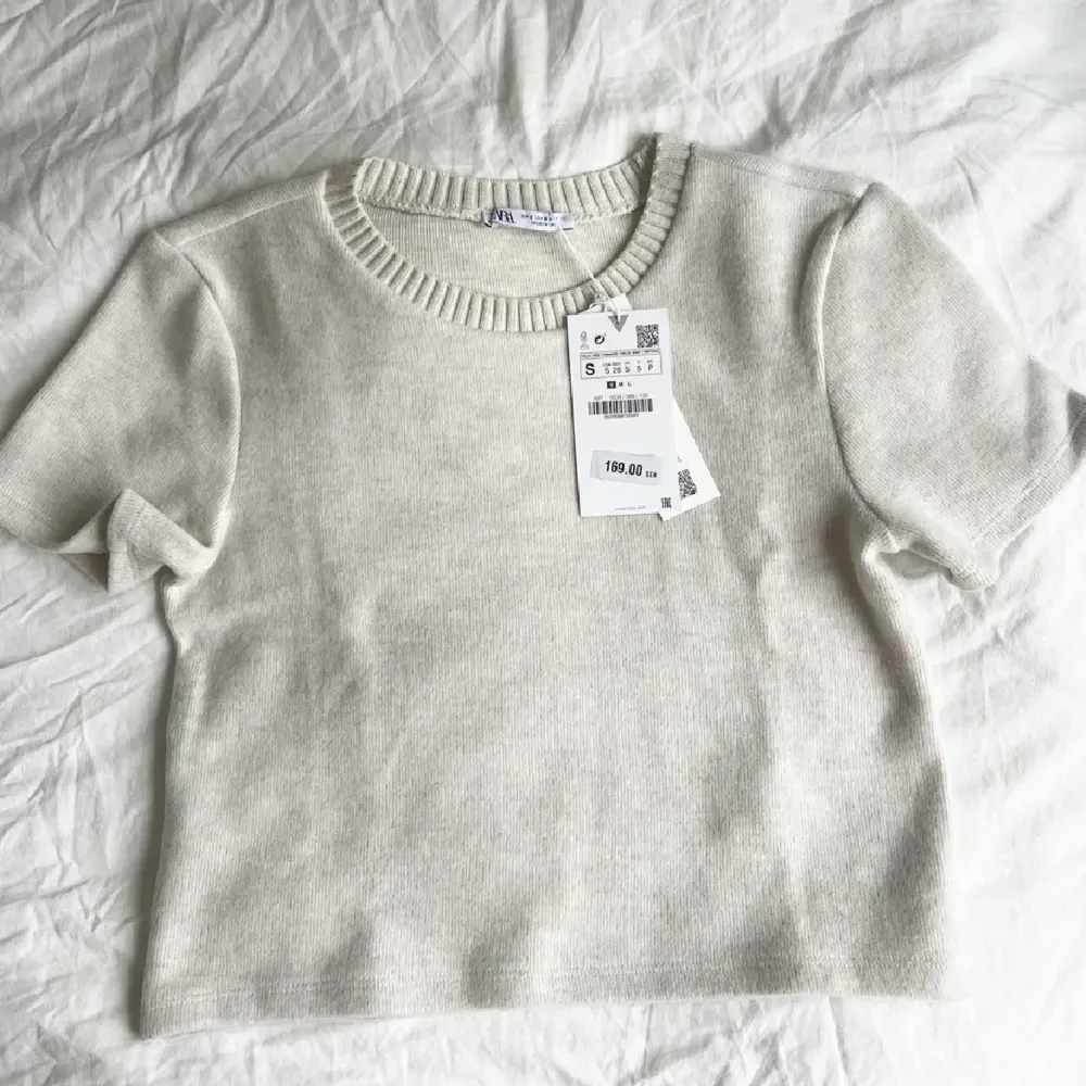 Säljer denna tröjan då den är för liten💕den är ej ny (första bilden är lånad, och sista) men knappt använd så i väldigt bra skick! 150kr+frakt eller budgivning om flera är intresserade. Toppar.