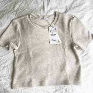 Säljer denna tröjan då den är för liten💕den är ej ny (första bilden är lånad, och sista) men knappt använd så i väldigt bra skick! 150kr+frakt eller budgivning om flera är intresserade