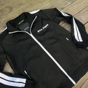 Helt ny Palm Angels tröja - Säljer denna helt nya Palm Angels tröja. S passar även M!🙌 Helt ny endast uttagen för bilder! Tröjan är inte ens provad. Är osäker på äkta och säljer därför så billigt! Lapparna är helt orörda! Kan gå ner lite i pris men endast vid smidig snabb affär! 🙌🔥⭐️