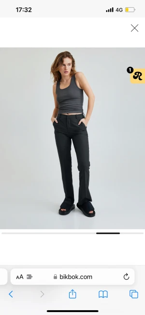 Bikbok - kostymbyxor - Bikbok kostymbyxor i modellen ”Vilma” ❤️ Använda mycket men i fint skick. De är små i storleken då jag brukar ha 36/38. Hör av er vid frågor ❤️ köpta för 499kr