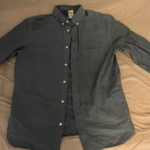 Ljusblå skjorta  - En avling ljusblå skjorta som är lite skrynklig men går att fixa med ett strykjärn. Den är i ett perfekt skick. 