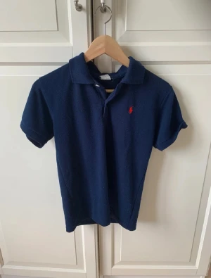 Ralph Lauren Piké Polo - En mörkblå Ralph Lauren pike i fint skick, hör av er vid frågor!!🙏🫡 Lapp saknas där bak👍