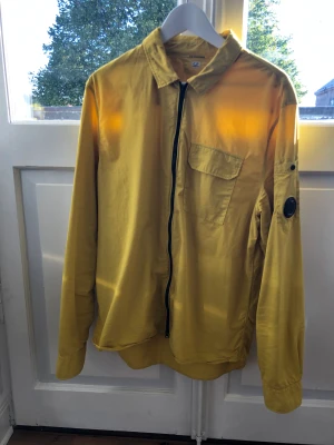C.p company overshirt  - Säljes pga av att den är för stor . Använd 1 gång så i absolut nyskick  Nypris 3500kr Kan skickas efter Swish annars avhämtning .
