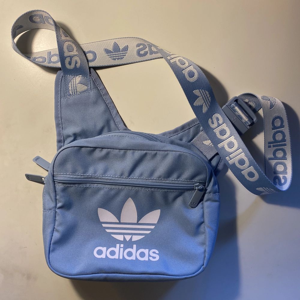 Blå Adidas Originals Väska | Plick Second Hand