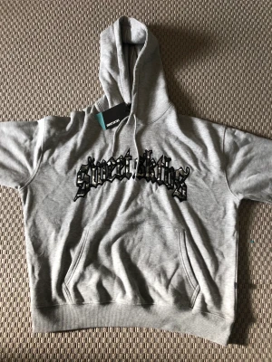 Sweet sktbs hoodie  - Grå hoodie från sweet sktbs men broderat tryck i storlek S. Nyskick och aldrig använd, lapparna på 