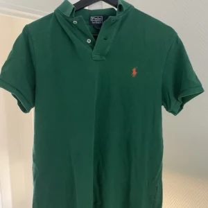 Polo Ralph Lauren piké  - Säljer en skitsnygg Polo piké pga att den inte passar längre. Mycket bra skick utan defekter.