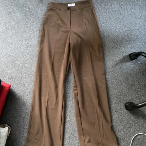 Kostymbyxor  - Bruna kostymbyxor från Bershka. Använd fåtal gånger. Stl 36. Nypris 300kr. 
