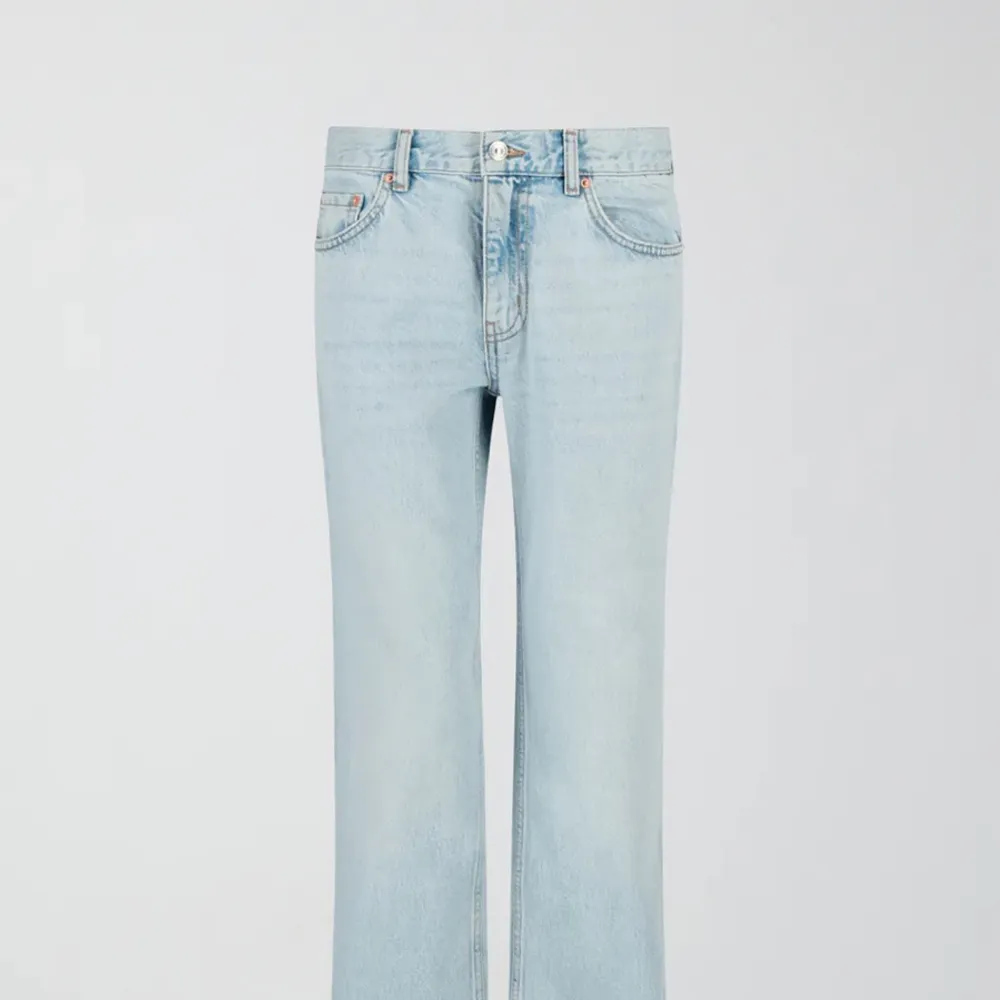 Dessa är i storlek 32 men jag har vanligtvis 34 och de passar på mig🫶🏼använd endast 3 gånger! Frakten ingår i priset 🫶🏼. Jeans & Byxor.