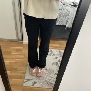 Kostymbyxor  - Fina lågmidad flare kostymbyxor. I väldigt bra skick, bara att fråga om du har funderingar 💕priset går att diskutera. 