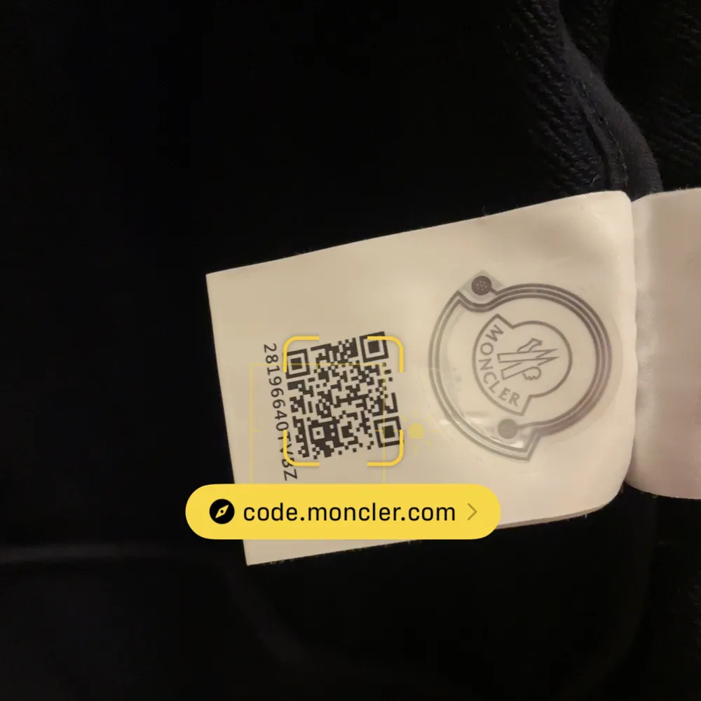 Hej! Säljer min moncler hoodie pga rensing i garderoben. Hoodien är i bra skick och är ett måste i garderoben. Säljes för 1799kr  QR kod in till monclers hemsida . Hoodies.