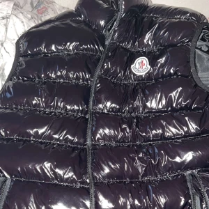 Xxl storlek moncler äkta med andra saker bredvid - Diskutera pris på alla varor kan även användas till byteshandel