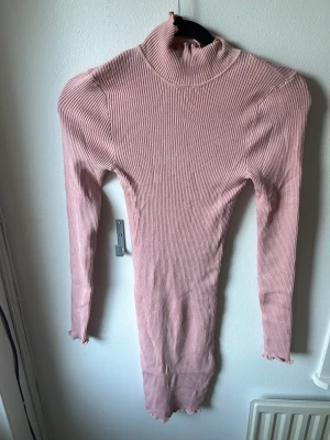 Ribbad klänning  - Mjukt och skönt material. Formar sig efter kroppen 🌸