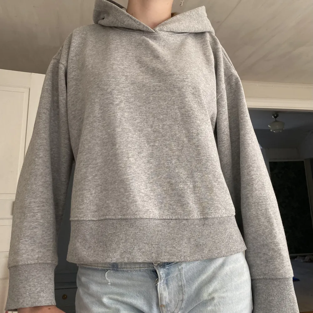 Jättefin grå hoodie från Zara. Jag köpte den här på Plick och trodde den skulle matcha med ett par byxor jag har men det gjorde den tyvärr inte❤️🥰skriv för fler bilder eller frågor, köparen står för frakten. Hoodies.