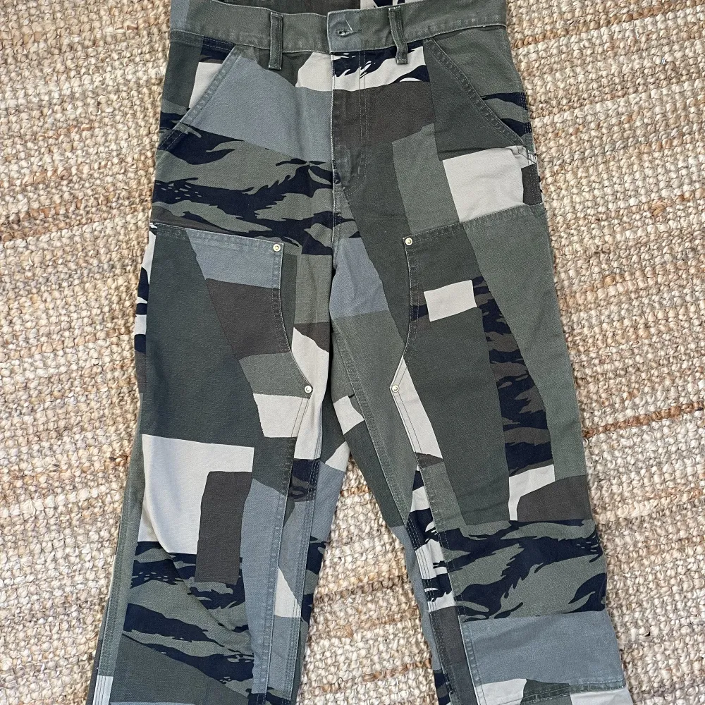 Doubble Knees från Carhartt i camo färg. I storlek 26/32 men passar upp till 29/32. Finns inte att köpa längre men nypris för annan färg är 1500kr ⭐️⭐️. Jeans & Byxor.