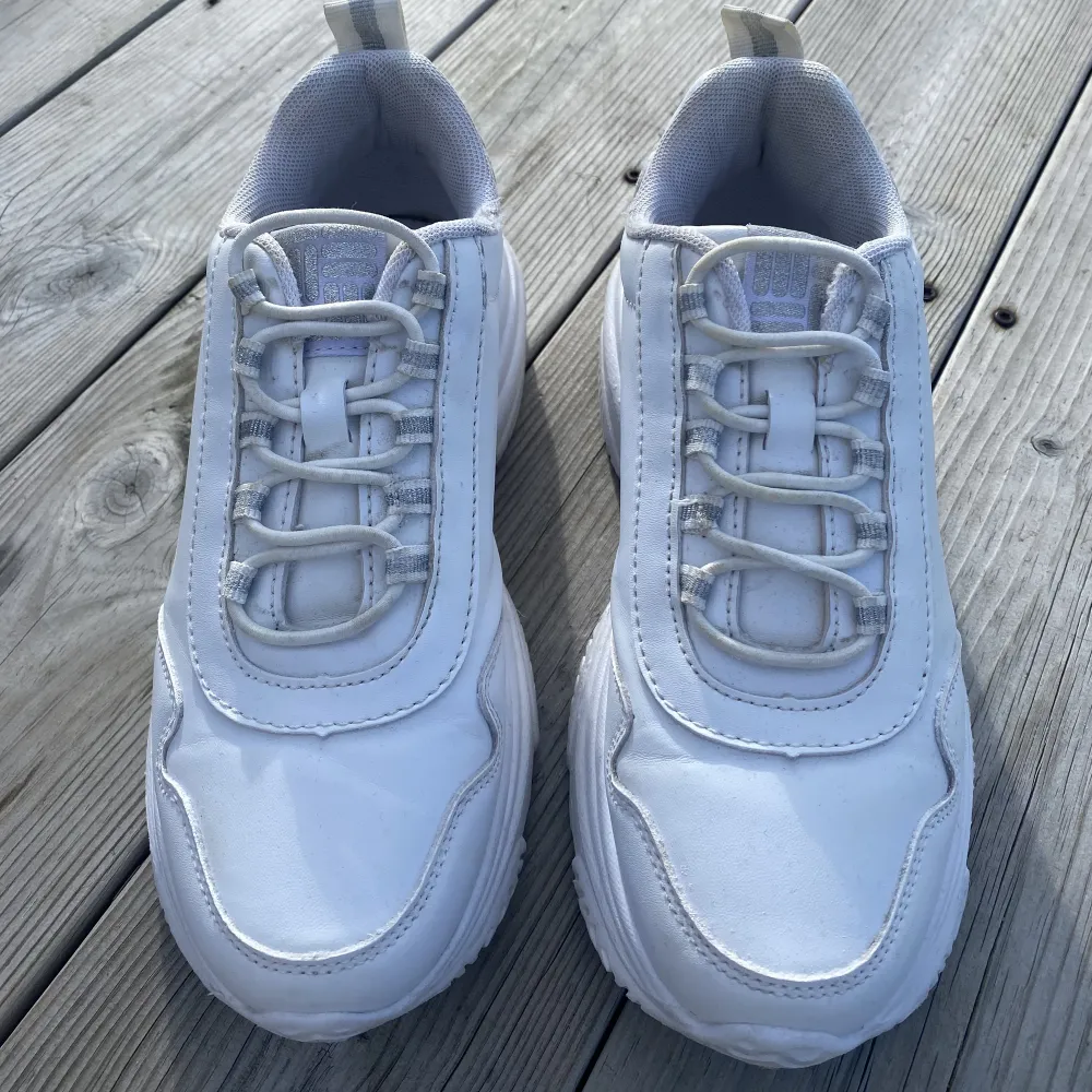 Ett par vita sneakers i storlek 35. De är  använda men tvättade. Säljer då de är försmå. Pris kan diskuteras.. Skor.
