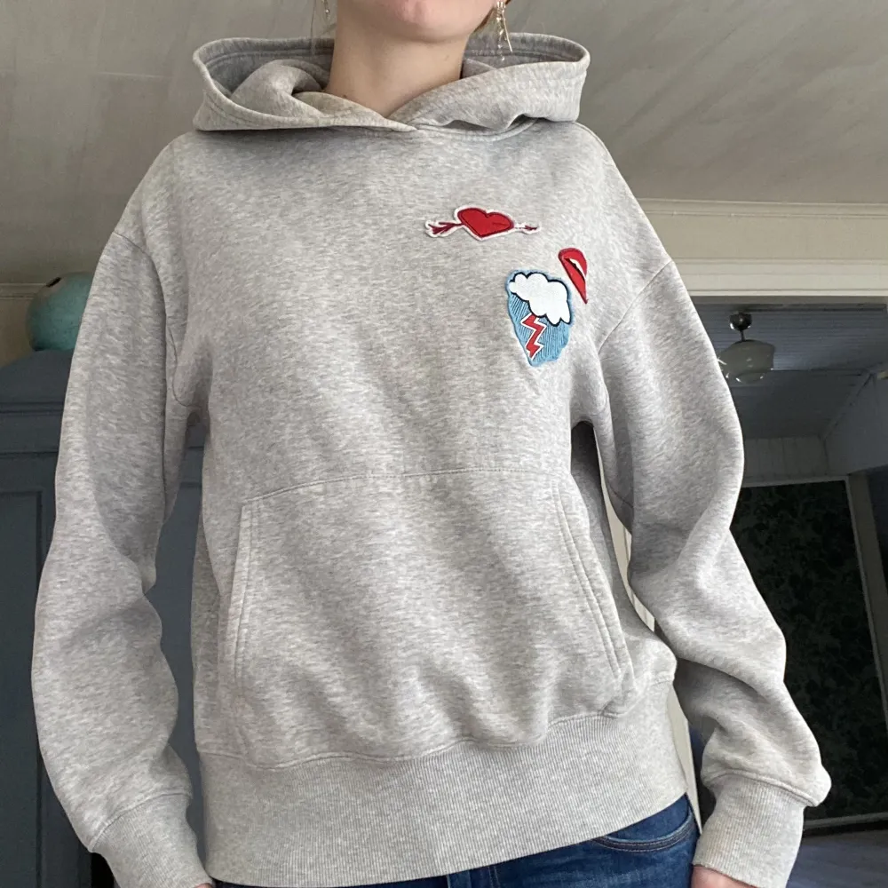 Superfin grå hoodie från H&M med små symboler på❤️🥰skriv för fler bilder eller frågor. Hoodies.