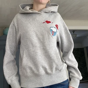 Hoodie - Superfin grå hoodie från H&M med små symboler på❤️🥰skriv för fler bilder eller frågor