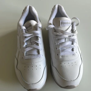 Reebok - Nya Reebok. Storlek 37. Har varit provade, lite noppriga i hälen.