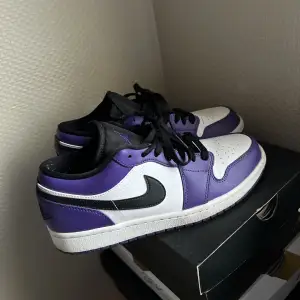Jag säljer nu dessa snygga Jordan 1’s i färgen court purple, skorna är bara använda ett få antal gånger och är i bra skick. Nypris för skorna ligger mellan 2999kr-3799kr, jag säljer de för 1300kr. Frakten bjuder jag på!