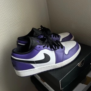 Jordan 1 - Jag säljer nu dessa snygga Jordan 1’s i färgen court purple, skorna är bara använda ett få antal gånger och är i bra skick. Nypris för skorna ligger mellan 2999kr-3799kr, jag säljer de för 1300kr. Frakten bjuder jag på!