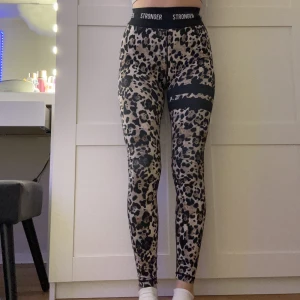 Träningsbyxor  - Säljer mina stronger träningsbyxor i leopard mönster, på högerbenet uppe vid låret är det ett litet hål man knappt ser eller lägger märke till då hålet är på insidan av låret🩷