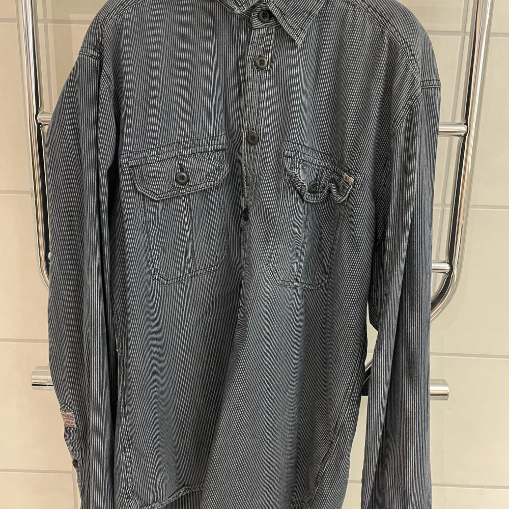 Vintage skjorta från Jack & Jones. Mörkblå i storlek large. . Skjortor.