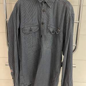 Vintage skjorta från Jack & Jones. Mörkblå i storlek large. 