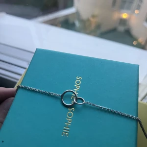 Sophie by Sophie halsband - Jättefint halsband från Sophie by Sophie. Nästan helt oanvänt så super bra skick. Inköpspris 1490 kr säljer för 500kr❤️ finns i orginal ask och påse