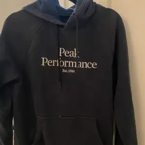 Peak performance hoodie marinblå str s