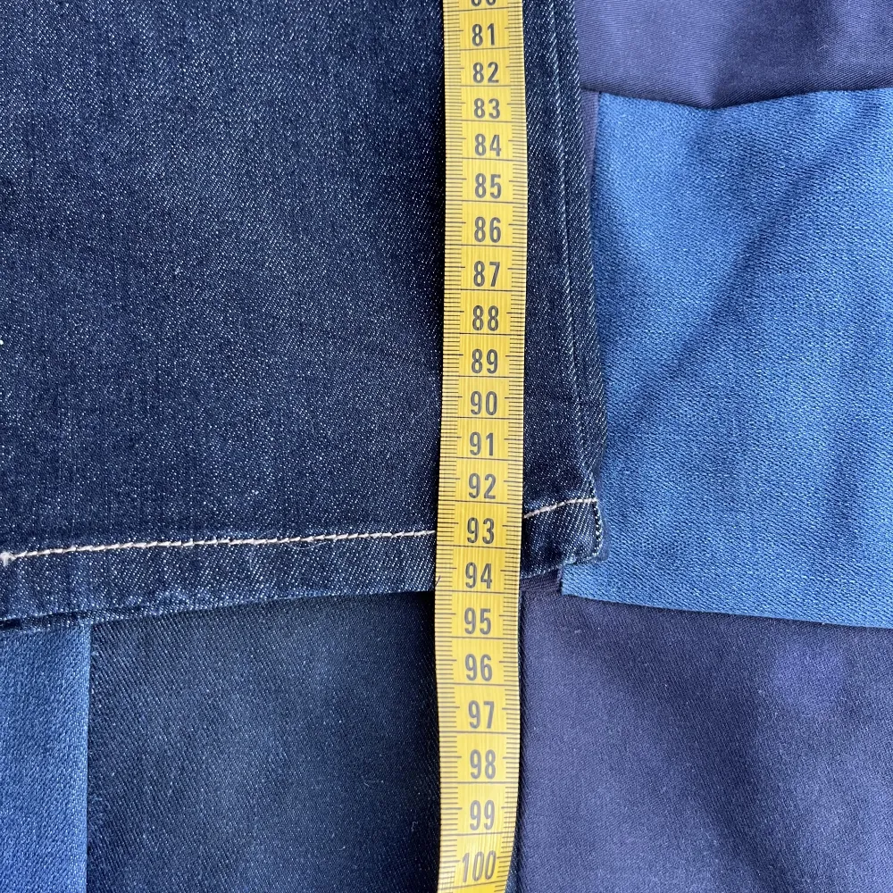 Helt vanliga svarta jeans, mycket stretch och helt oanvända, tveka ej på o höra av dig:) midja rakt över: 39cm. total längd sista bilden. Ben öppning: 17cm. Jeans & Byxor.