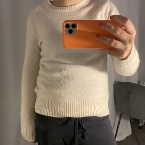 Intressekoll på from future tröja  - Köptes för lite mer än 1800kr i Paris förra året. I Kashmir. Jätte snygg men har så många beiga tröjor. Strl S💕💕💕