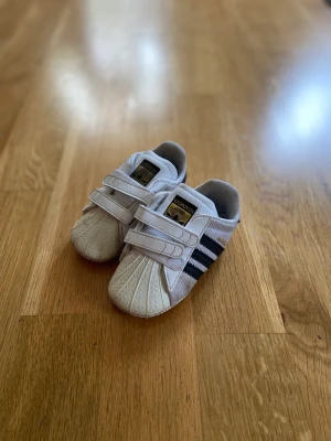 Bebis adidas  - Bebis adidas skor. Aldrig använda. 