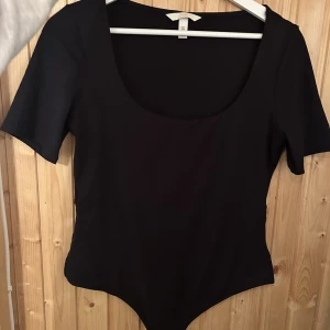 Body - Säljer en skitsnygg svart tight body. Jättesnygg i storlek M