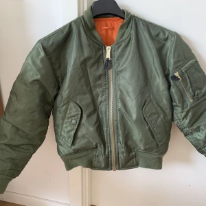 Grön bomberjacka  - Grön bomberjacka, köpt i London. Säljes pga för liten för mig. 